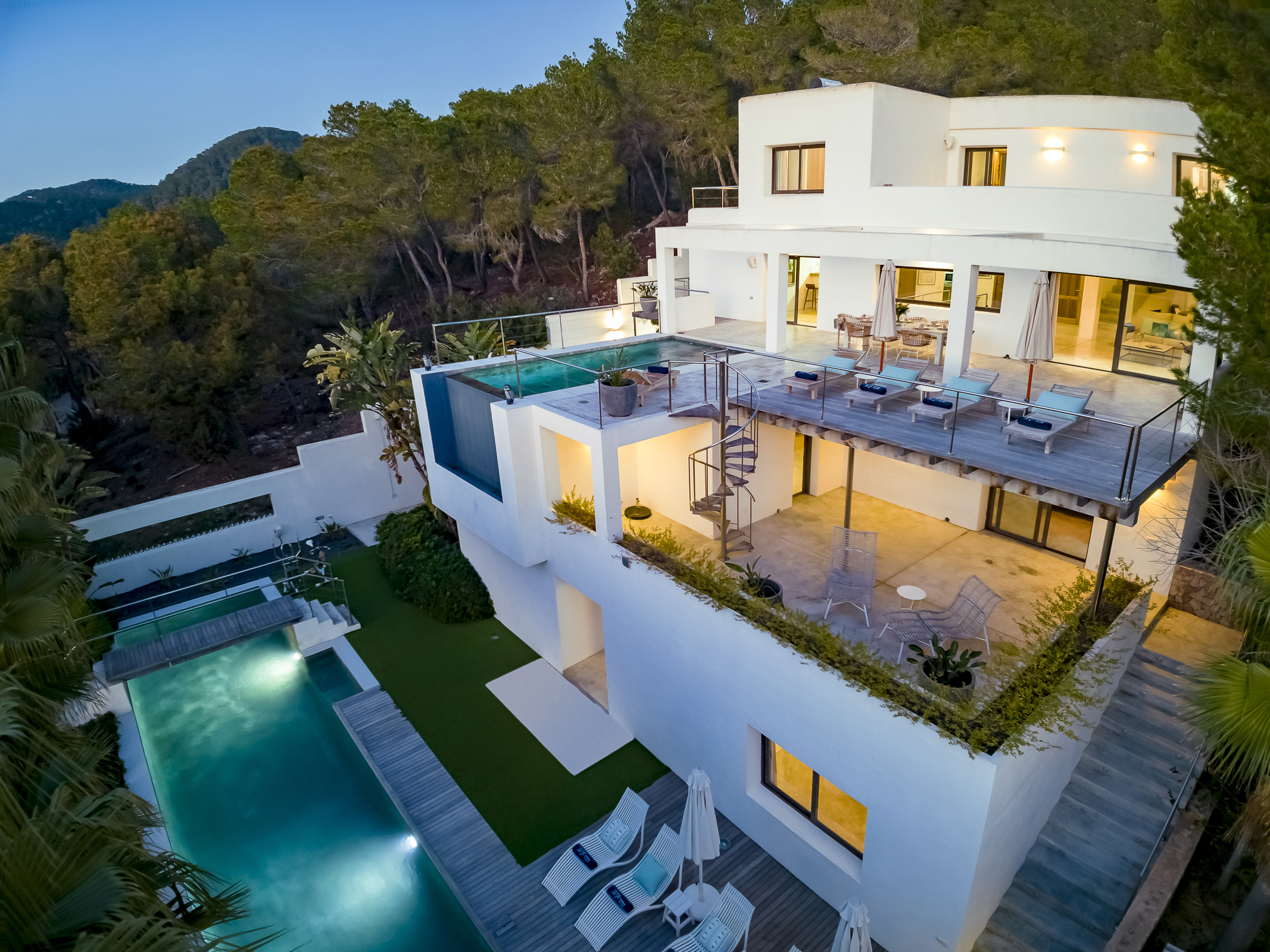 Modern Villa with Seaviews 